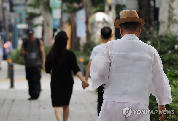 서울 종로구 낙원상가 부근에서 한노인이 이동하고 있다. [사진=연합뉴스]