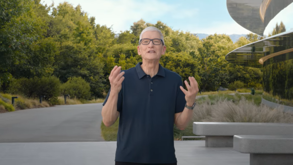 팀 쿡 애플 최고경영자(CEO)가 9일(현지시간) 공개된 연례 신제품 발표 영상에서 아이폰17 시리즈를 소개하고 있다. [사진=애플 라이브영상 캡쳐]