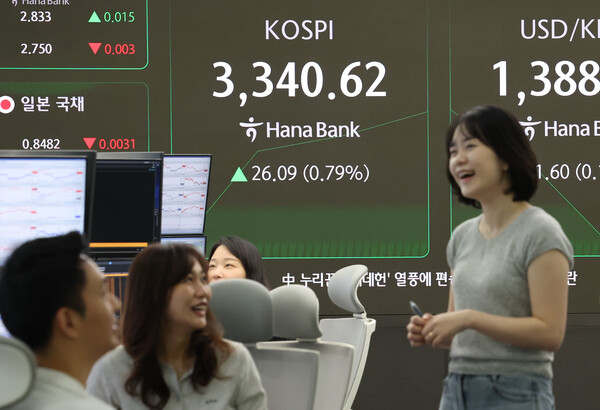 코스피가 이틀 연속 사상 최고치를 경신하며 전날 대비 3336.60으로 장을 시작한 11일 서울 중구 하나은행 딜링룸 현황판에 코스피 지수가 표시되고 있다. [사진=연합뉴스]