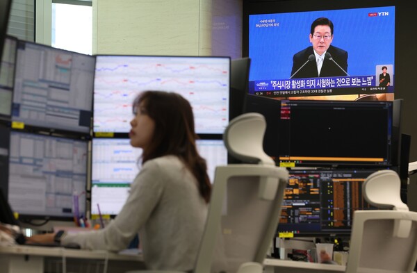 11일 서울 중구 하나은행 딜링룸 현황판에 이재명 대통령 취임 100일 기자회견 방송이 나오고 있다. [사진=연합뉴스]