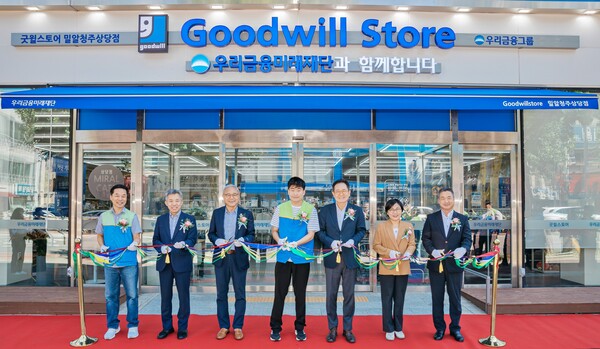 11일 개점한 ‘굿윌스토어 밀알청주상당점 앞에서 (왼쪽부터) 김승배 원장과 한국굿윌산업협회 유영균 대표, 밀알복지재단 굿윌부문 한상욱 부문장, 굿윌스토어 밀알청주상당점 이용훈 사원, 우리금융미래재단 장광익 사무국장, 청주복지재단 최은희 상임이사, 우리은행 청주금융센터 이왕재 센터장이 기념촬영을 하고 있다. [사진=우리은행]