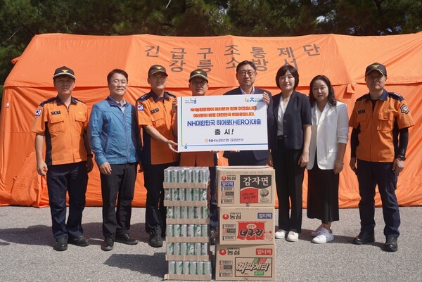 강릉 강북공설운동장에서 열린 전달식에서 김기연 NH농협은행 강원본부장(사진 오른쪽 네번째), 이상현 강릉소방서장(오른쪽 다섯번째)과 주요 관계자들이 기념촬영을 하고 있다. [사진=NH농협은행]