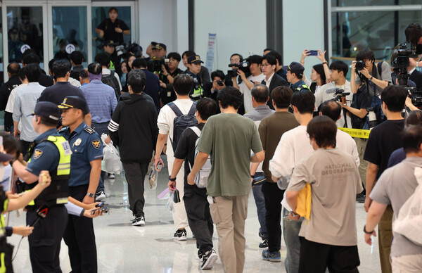 미국 이민당국에 의해 조지아주에 구금됐던 한국인 근로자들이 12일 영종도 인천국제공항 제2여객터미널 입국장을 나서고 있다. [사진=연합뉴스]