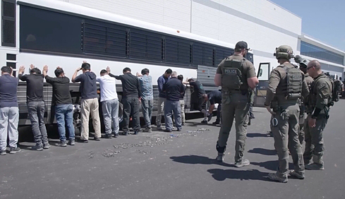 미국 이민당국이 공개한 현대차-LG엔솔 이민단속 현장. [사진=연합뉴스]
