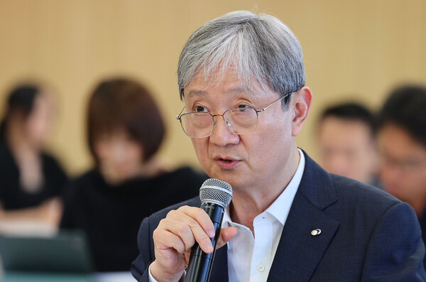 이찬진 금융감독원 원장은 15일 서울 여의도 콘래드호텔에서 외국계 은행, 생명보험, 손해보험, 증권, 자산운용 등 금융회사 25곳의 최고경영자(CEO)들과 가진 간담회에서 '금융소비자 보호'를 강조했다. [사진=연합뉴스]