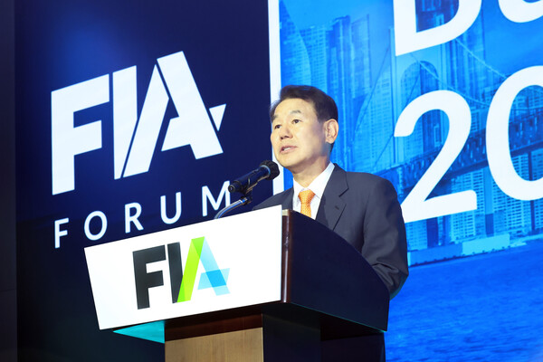 한국거래소는 정은보 이사장이 ‘KRX 뉴욕사무소 개소식’에 참석하기 위해 출국했다고 15일 밝혔다. 정은보 이사장이 지난 10일 부산 해운대구 시그니엘 호텔에서 열린 FIA 포럼: 부산 2025에서 환영사를 하고 있다. [사진=한국거래소]