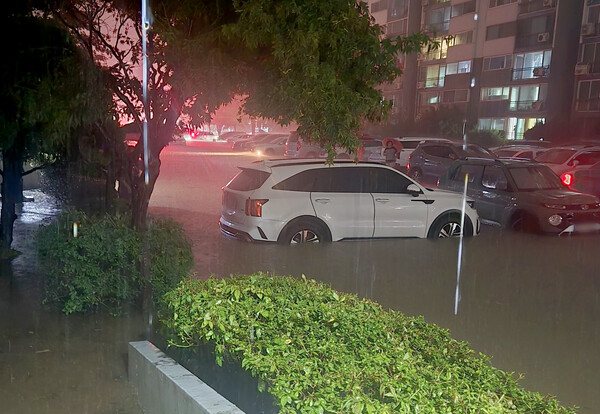 금융감독원에 따르면 올해 상반기 국내 손해보험사들의 자동차보험 총손익은 3820억원으로 전년 동기(6811억원) 대비 절반 수준인 2991억원(-43.9%)으로 반토막이 난 것으로 집계됐다. 침수된 전북 군산 문화동 아파트 주차장 모습. [사진=연합뉴스]