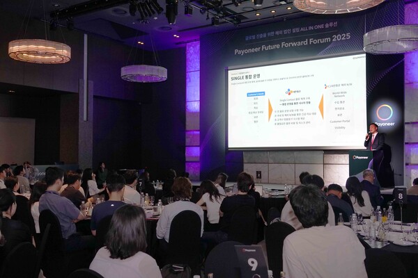 16일 서울 중구 더플라자호텔에서 열린 ‘페이오니아 퓨처 포워드 포럼 2025’에서 민광성 CJ대한통운 CBE(Cross Border Ecommerce) 영업팀장이 D2C 기반으로 해외 이커머스 시장 진출을 희망하는 셀러들에게 글로벌 물류 운영 전략을 소개하고 있다. [사진=CJ대한통운]