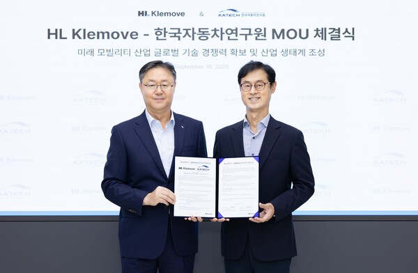 지난 16일, 판교 HL클레무브 사옥 넥스트 엠(NEXT M)에서 HL클레무브 윤팔주 사장(왼쪽)과 한국자동차연구원 진종욱 원장이 협약에 서명한 후 기념 촬영을 하고 있다. [사진=HL클레무브]