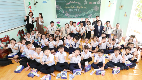 지난 11일(현지시간) 조현민 사장과 노삼석 대표이사 사장 등 한진 임직원들이 베트남 남중부 퀴논(Qui Nhon)의 프억흥 1초등학교를 방문해 상생 활동을 한 후 기냠촬영을 하고 있다. [사진=한진]