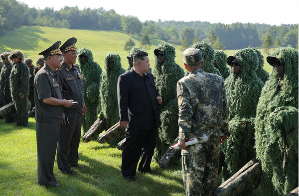 김정은 북한 국무위원장이 지난 12일 북한군 저격수 부대의 훈련을 현장에서 참관하면서 위장복인 길리 슈트를 입은 저격병들을 만났다. [사진=조선중앙통신]