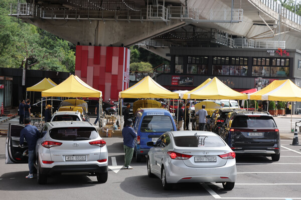 금융감독원은 17일 연말에 출고된 차량도 자동차보험 보상을 받을 때 불리하지 않도록 차량가액기준을 합리적으로 조정할 예정이라고 밝혔다. 서울 서대문구 홍제폭포광장에서 서울시자동차전문정비사업조합 서대문지회 정비사들이 추석맞이 차량 무상점검을 하고 있다. [사진=연합뉴스]