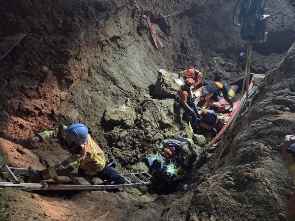 17일 금융위원회는 중대재해 기업의 대출 요건을 까다롭게 만들고, 보험사에 내는 보험료도 올린다는 내용을 담은 '중대재해 관련 금융리스크 관리 세부 방안'을 발표했다. 경기도 파주시 와동동의 한 공사장에서 토사가 무너지면서 근로자 3명이 매몰되는 사고 현장 모습. [사진=경기도북부소방재난본부]