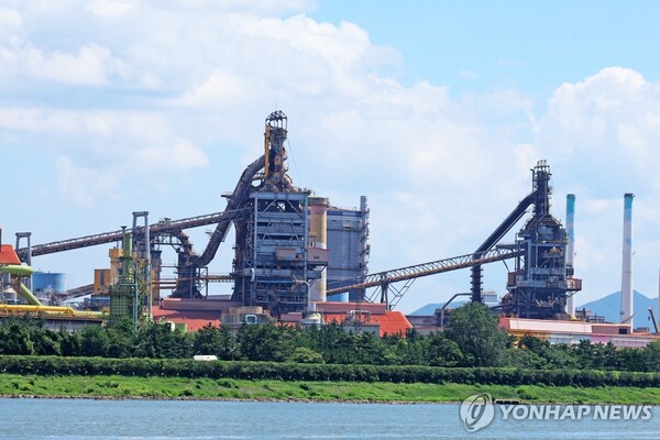 포스코 포항제철소 1고로(오른쪽)와 2고로. [사진=연합뉴스]