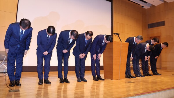 조좌진 롯데카드 대표이사 등 관계자들이 18일 서울 중구 부영태평빌딩에서 해킹 사고로 인한 고객 정보 유출사태에 대해 대고객 사과를 하고 있다. [사진=연합뉴스]