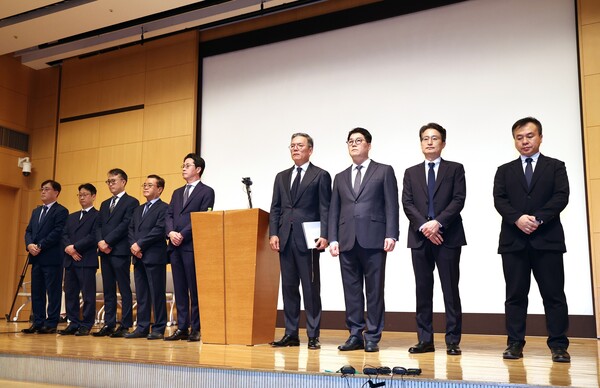 조좌진 롯데카드 대표이사 등 관계자들이 18일 서울 중구 부영태평빌딩에서 해킹 사고로 인한 고객 정보 유출사태에 대해 대고객 사과를 위해 서있다.