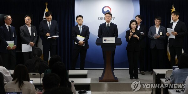 류제명 과학기술정보통신부 제2차관과 권대영 금융위원회 부위원장이 19일 서울 종로구 정부서울청사에서 해킹 대응을 위한 과기정통부-금융위 합동 브리핑을 하고 있다. [사진=연합뉴스]