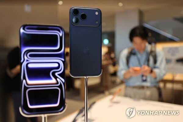 애플의 신제품 아이폰17 시리즈 공식 출시일인 19일 서울 중구 애플 명동점에서 시민들이 제품을 둘러보고 있다. [사진=연합뉴스]