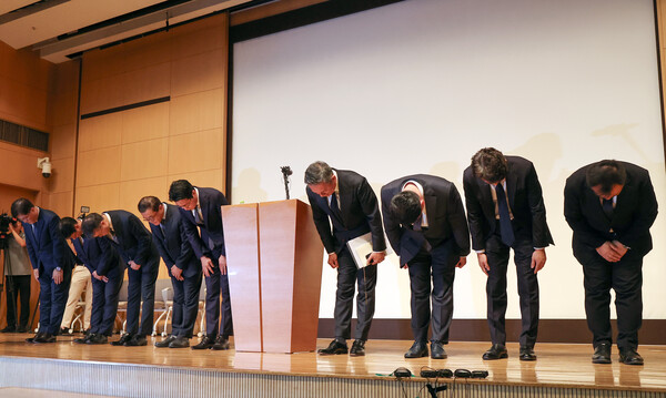 조좌진 롯데카드 대표이사(왼쪽 다섯번째) 등 관계자들이 최근 서울 중구 부영태평빌딩에서 해킹 사고로 인한 고객 정보 유출사태에 대해 대고객 사과를 하고 있다. [사진=연합뉴스]