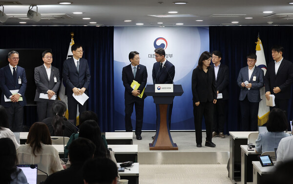 19일 서울 종로구 정부서울청사에서 열린 해킹 대응을 위한 과기정통부-금융위 합동 브리핑을 마친 류제명 과기정통부 제2차관과 권대영 금융위 부위원장(왼쪽 네번째)이 대화하고 있다. [사진=연합뉴스]