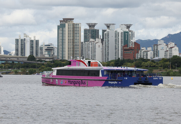 정식 운항을 시작한 한강버스가 18일 서울 송파구 잠실 선착장을 출발해 뚝섬 선착장으로 향하고 있다. [사진=연합뉴스]