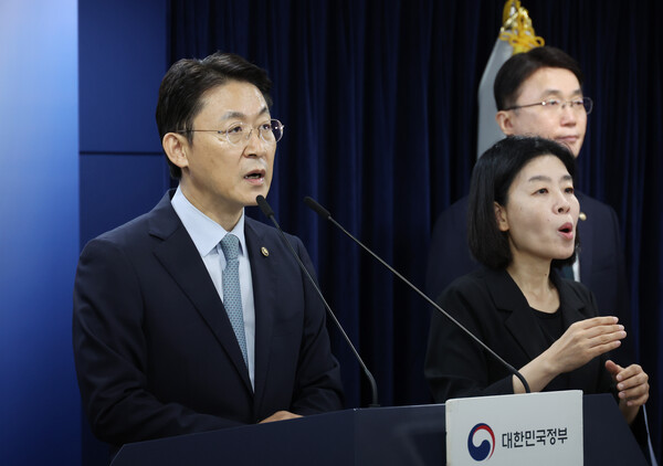 권대영 금융위원회 부위원장은 23일 전 금융권 정보보호최고책임자(CISO) 등을 소집한 긴급회의를 열고 “모든 금융회사 최고경영자(CEO)는 전수 점검과 내부 관리체계 마련을 서둘러주길 바란다”고 말했다. [사진=연합뉴스]