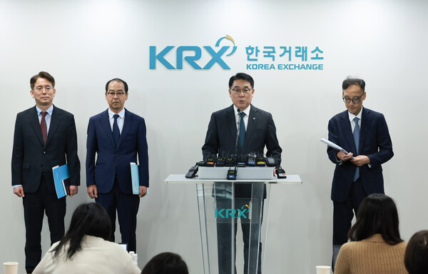 주가조작 근절 합동대응단의 이승우 단장이 23일 서울 영등포구 한국거래소 서울사무소에서 주가조작 적발사례를 설명하고 있다. [사진=연합뉴스]