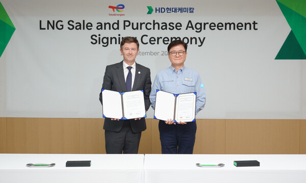 HD현대케미칼과 토탈에너지스가 24일 충남 대산 HD현대케미칼 본사에서 LNG 장기 직도입 계약을 체결했다. (사진 오른쪽부터) HD현대케미칼 정임주 대표, 토탈에너지스 로난 베스컨드(Ronan Bescond) 부사장이 기념촬영을 하고 있다. [사진=HD현대케미칼]