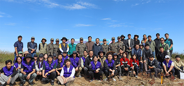 23일 양구군 민통선 내 6·25 전사자 유해 발굴지에서 'DMZ 산림 훼손지 복원 행사'에 참여한 효성그룹 임직원과 이건종 효성화학(주) 대표, 임영석 국립수목원장, 남진오 육군 제21사단장, 서흥원 양구군수 등 인사들이 기념촬영을 하고 있다. [사진=효성]
