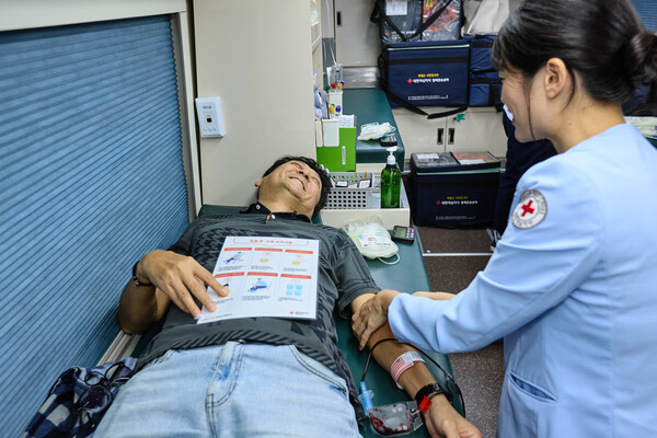 SK텔레콤 직원이 ‘행복나눔헌혈’ 캠페인에 참여하고 있다. [사진=SK텔레콤]