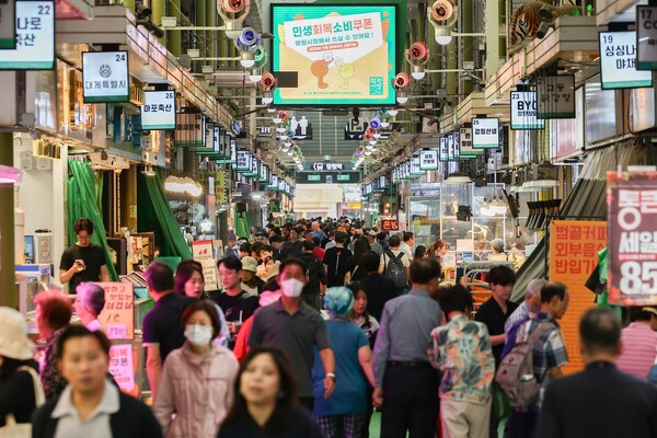 한국은행이 26일 발표한 9월 기업경기조사에 따르면 전산업 기업심리지수(CBSI)는 8월보다 0.6포인트 상승한 91.6을 기록한 것으로 집계됐다. 서울 시내 한 시장에 소비쿠폰 관련 안내문이 표시되고 있다. [사진=연합뉴스]