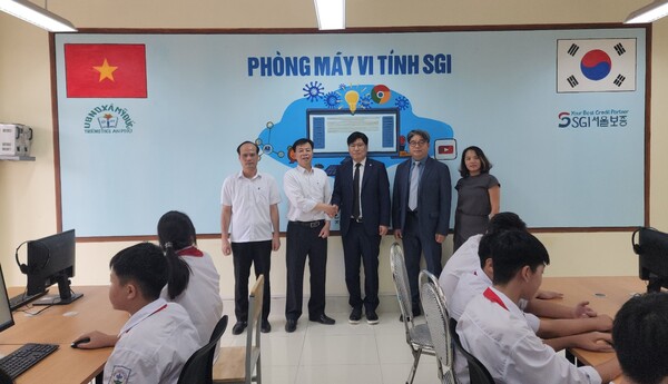 베트남 하노이 An Phu 중학교에서 열린 'SGI 드림클래스 전달식'에서 권순용 SGI서울보증 하노이지점장(사진 왼쪽에서 3번째)과 교직원, 학생들이 기념촬영을 하고 있다. [사진=SGI서울보증]