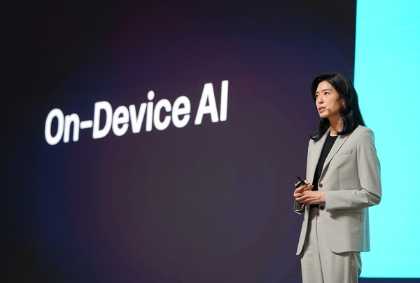 정신아 카카오 대표가 23일 경기 용인시 카카오AI캠퍼스에서 열린 '이프(if) 카카오' 콘퍼런스에서 키노트 세션 발표를 하고 있다. [사진=연합뉴스]