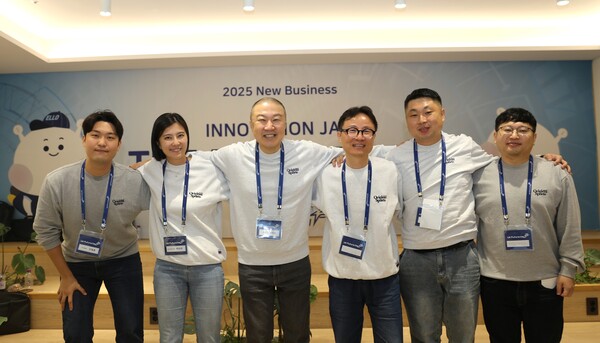 26일 안양 LS타워에서 개최된 LS Future Day에서 구자은 LS그룹 회장(왼쪽부터 3번째)이 ‘Innovation JAM Final Pitch’에 참여한 임직원들과 함께 기념사진을 촬영하고 있다. [사진=LS그룹]