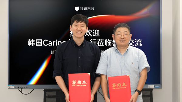 김태성 케어링 대표(왼쪽)와 왕홍타오 미러미 대표가 휴머노이드 돌봄 로봇 개발을 위한 업무협약을 체결한후 기념사진을 촬영하고 있다. [사진=케어링]