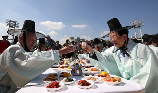 지난 2018년 서울 용산구 효창운동장에서 노인의 날을 기념해 열린 '효자손 어르신 문화체육 대축제' 기로연에서 노인들이 술잔을 높이 들고 자축하고 있다. [사진=연합뉴스]