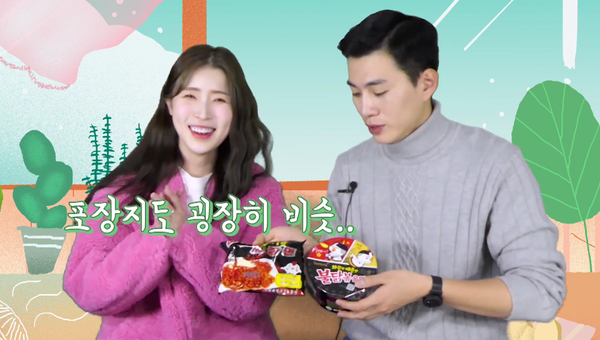 한국산 불닭볶음면의 포장과 레시피를 그래도 베껴 내놓은 북한 제품을 소개하는 한 유튜브 채널. [사진=연합뉴스]