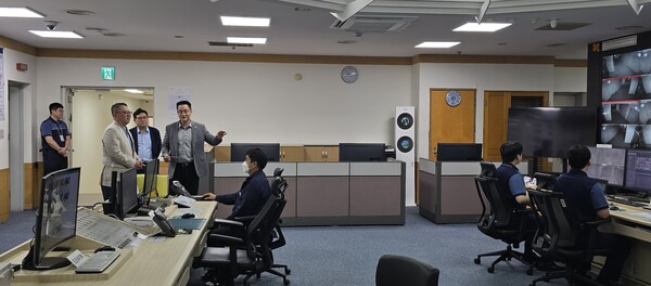우리은행은 추석 연휴 기간 안정적인 금융서비스 제공을 위해 비상상황실을 방문해 현장 점검을 실시했다고 6일 밝혔다. [사진=우리은행]