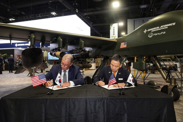 김선 한화에어로스페이스 항공사업부장(오른쪽)과 데이비드 알렉산더 제너럴 아토믹스 에어로노티컬 시스템즈 사장이 14일(현지시간) 미국 워싱턴DC에서 열린 AUSA 전시회에서 ‘그레이 이글 단거리이착륙(GE-STOL) 무인기 공동개발 및 생산 협력 계약식’에서 서명하고 있다. [사진=한화에어로스페이스]