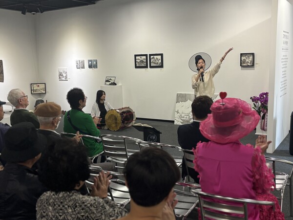 지난 14일 서울 종로구 탑골미술관에서 열린 '도약의 단초 시니어 특별전' 개막식에서 동국대 국악동아리 '다락'이 축하공연을 하고 있다. [사진=서울노인복지센터]