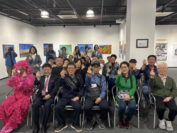 지난 14일 서울 종로구 탑골미술관에서 열린 '도약의 단초 시니어 특별전' 개막식 참가자들이 기념촬영을 하고 있다. [사진=서울노인복지센터]