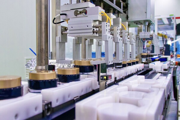 한국콜마는 산업통상부의 ‘AI 팩토리’ 과제에 선정돼 화장품 제조 공정을 통합한 AI 자율제조 시스템을 개발한다고 20일 밝혔다. 한국콜마 세종공장에서 제품이 제조되고 있다. [사진=한국콜마]