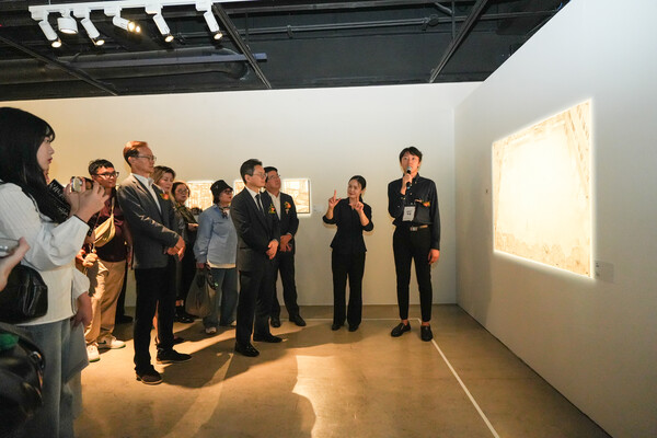 17일 예술의전달 한가람미술관에서 관객들이 '감각의 서사' 전시를 관람하고있다. 현장에는 이정원 효성 커뮤니케이션실장, 송형종 서울문화재단 대표이사, 이재석 예술의전당 사장 직무대행이 참석했다. [사진=효성]