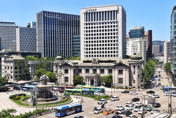 금융투자협회는 ‘11월 채권시장 지표’와 함께 이달 13~16일 채권 보유·운용 분야의 종사자 100명을 대상으로 설문조사를 실시한 결과, 응답자의 85%가 동결을 예상했다고 21일 밝혔다. 한국은행 전경. [사진=연합뉴스]