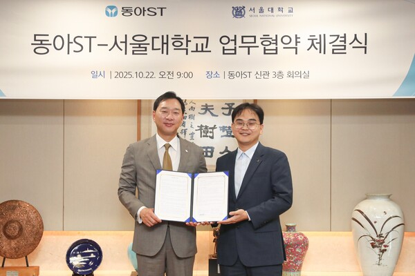 동아ST-서울대학교 첨단융합학부 AI 기반 신약 개발 업무협약 체결식에서 동아에스티 정재훈 사장(왼쪽)과 서울대학교 첨단융합학부 김경수 교수가 기념사진을 촬영하고 있다. [사진=동아ST]