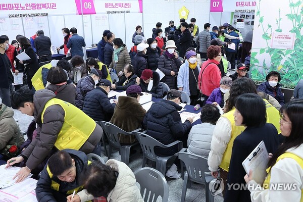 서울 마포구청에서 열린 노인 일자리 박람회에 일자리를 구하려는 노인들이 북적이고 있다. [사진=연합뉴스]