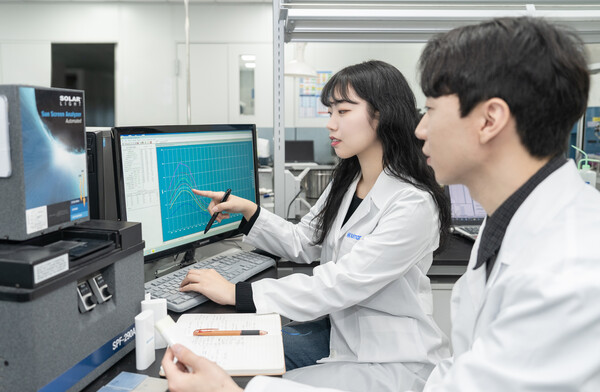 한국콜마 연구원이 자외선차단 기술 관련 연구를 진행하고 있다. [사진=한국콜마]