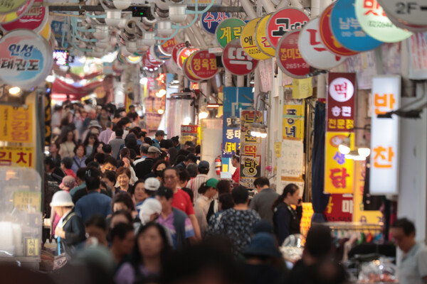 한국은행은 3분기 실질 국내총생산(GDP) 성장률(직전분기대비·속보치)이 1.2%로 집계됐다고 28일 밝혔다. 서울 시내 한 전통시장에서 시민들이 장을 보고 있다. [사진=연합뉴스]