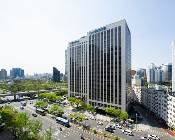 NH농협생명은 고객 맞춤형 서비스 강화, 내부 업무 효율화라는 두 가지 과제를 동시에 달성하기 위해 전사 차원에서 AI를 도입하고 있으며, 이를 통해 지속 가능한 보험사로의 성장을 꾀하고 있다고 28일 밝혔다. [사진=NH농협생명]