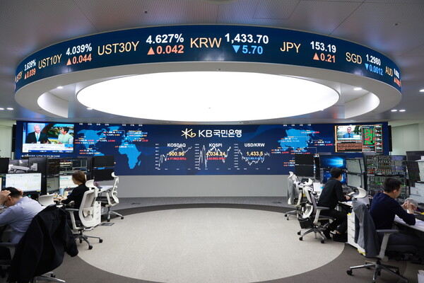KB증권은 최근 발간한 ‘KB 2026 주식전략 연간전망’ 보고서를 통해 향후 12개월 코스피 목표 지수를 5000포인트로 상향 제시했다고 29일 밝혔다. KB국민은행 딜링룸. [사진=KB국민은행]